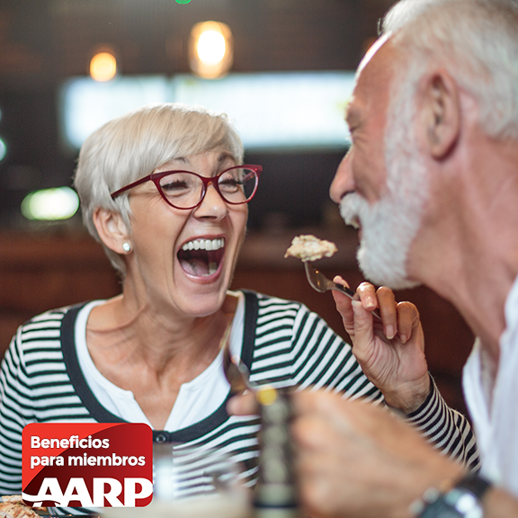 Imagen de AARP de Denny's con un hombre y una mujer que comen pancakes